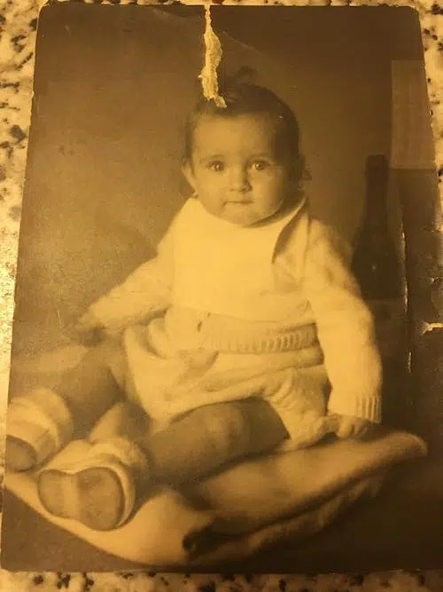 Une photo ancienne d'un nourrisson
