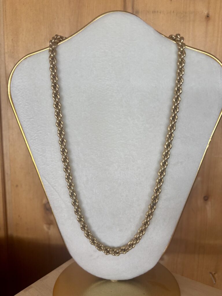 Chaine en maille torsadée.