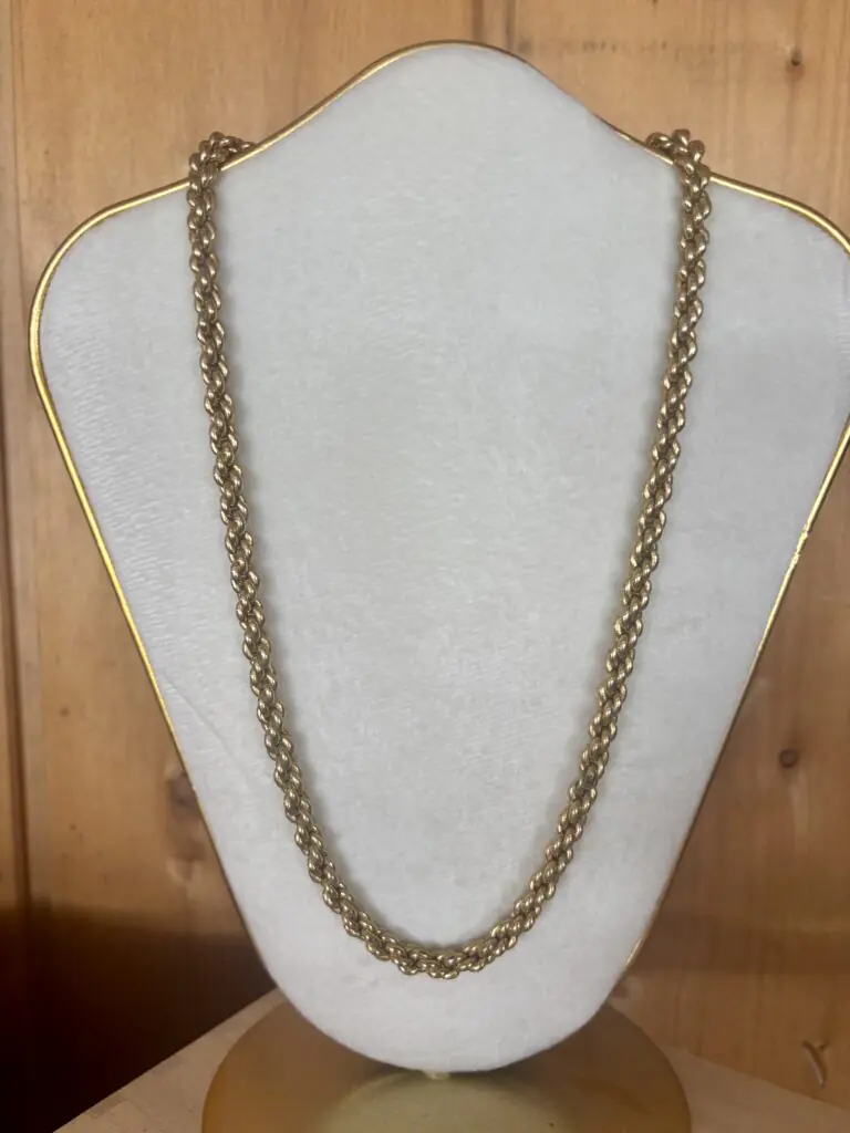 Chaine en maille torsadée.