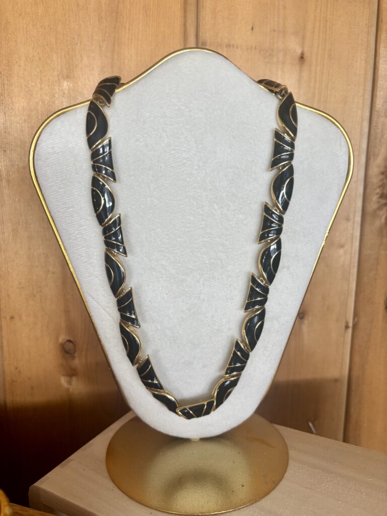 Collier émaillé en laiton.