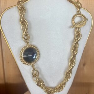 Collier mailles torsadées et cristal vert émeraude.