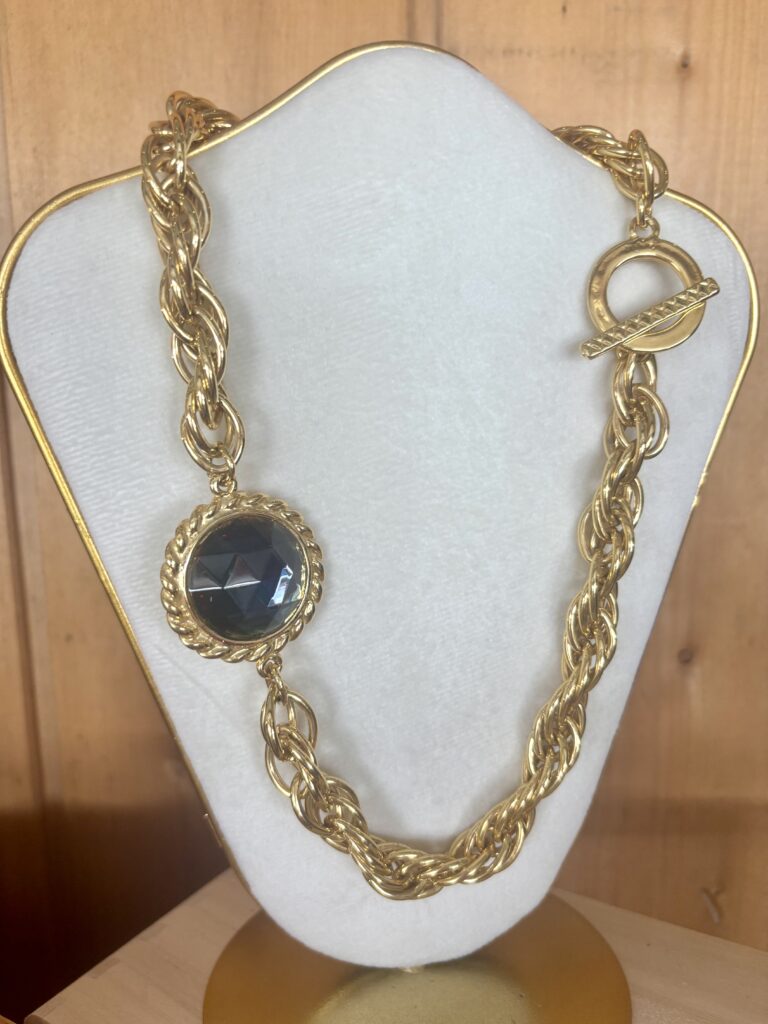 Collier mailles torsadées et cristal vert émeraude.