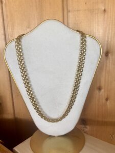 Collier en plaqué or, mailles plates.