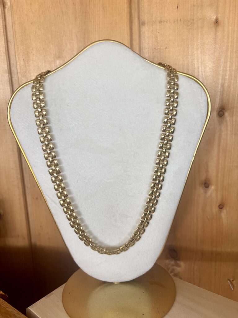 Collier en plaqué or, mailles plates.