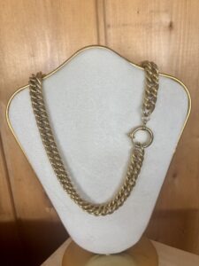 Collier épais, en maille forçat.