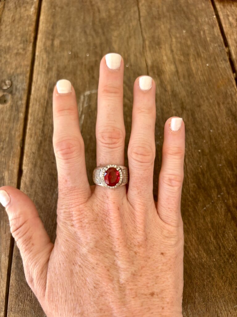 Bague en argent et cabochon de rubis.