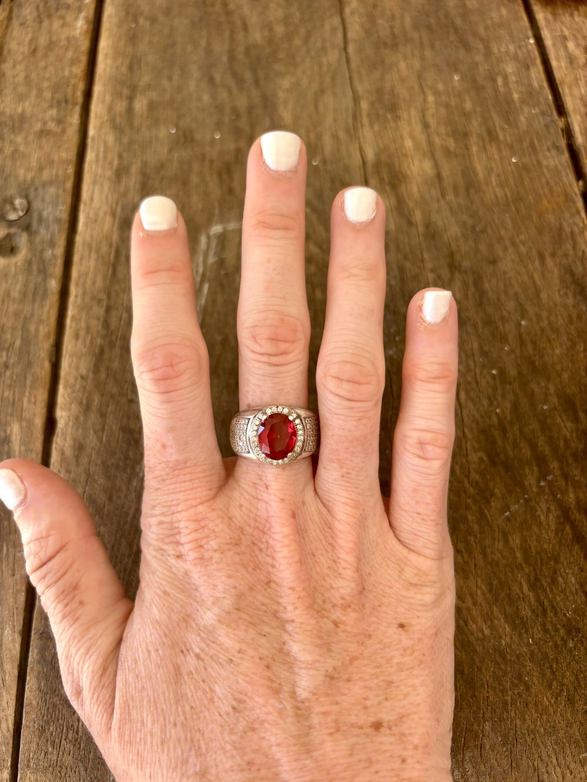 Bague en argent et cabochon de rubis.