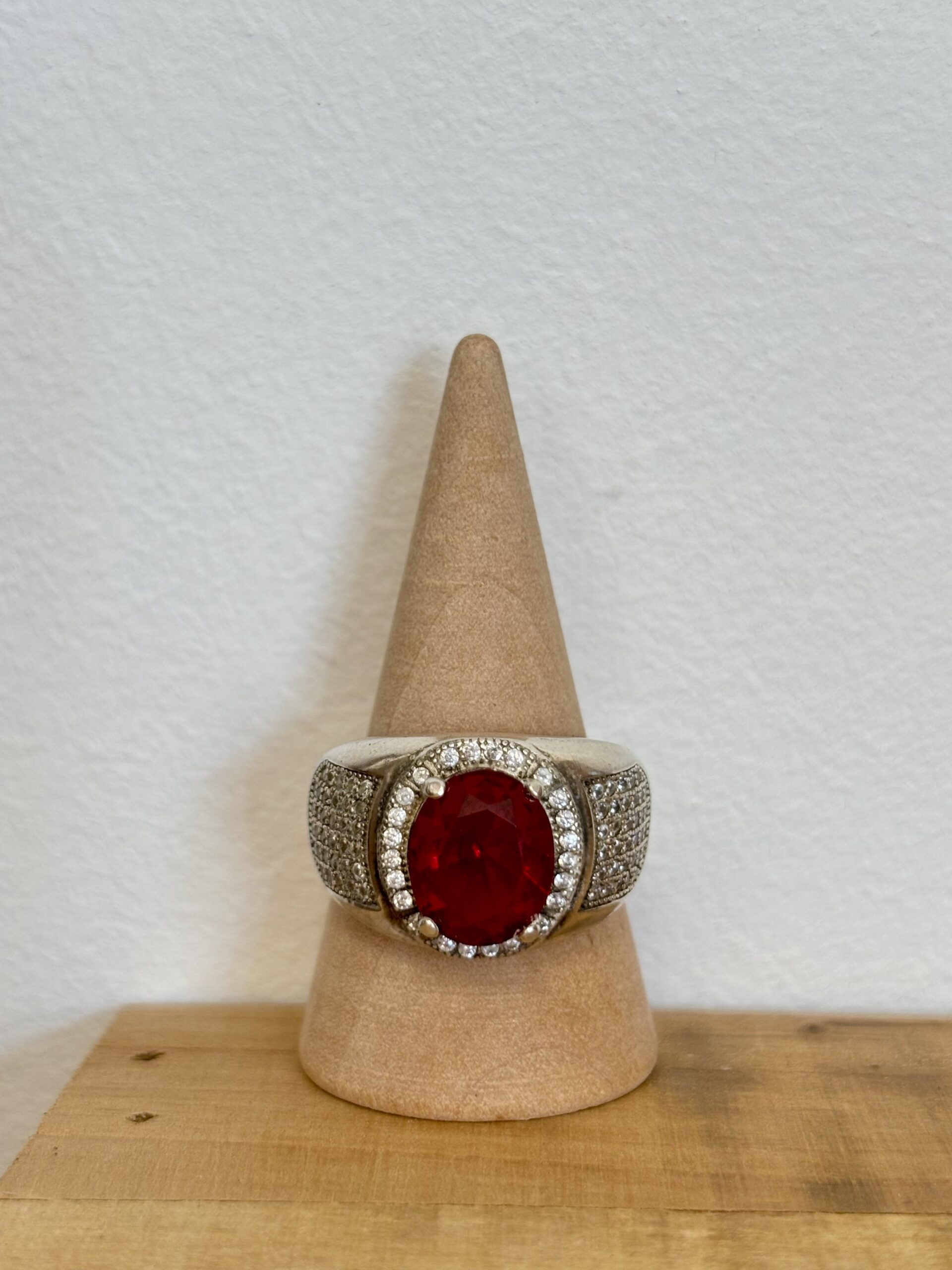 Bague en argent et cabochon de rubis. – Image 2