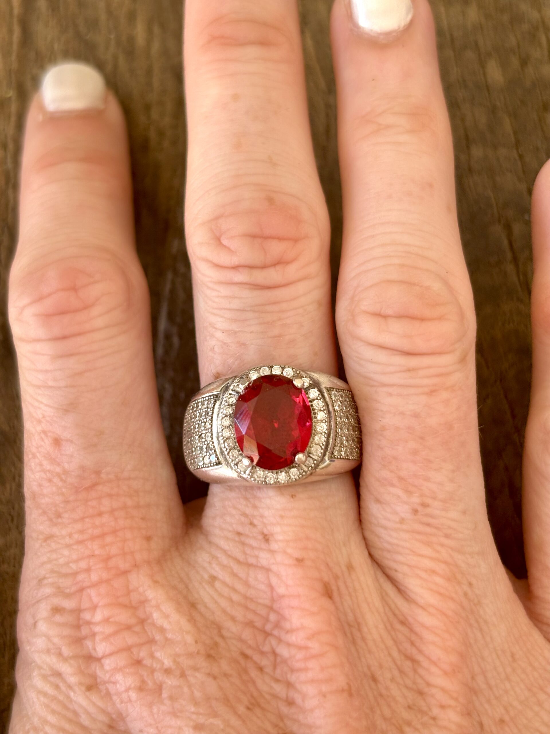 Bague en argent et cabochon de rubis. – Image 3