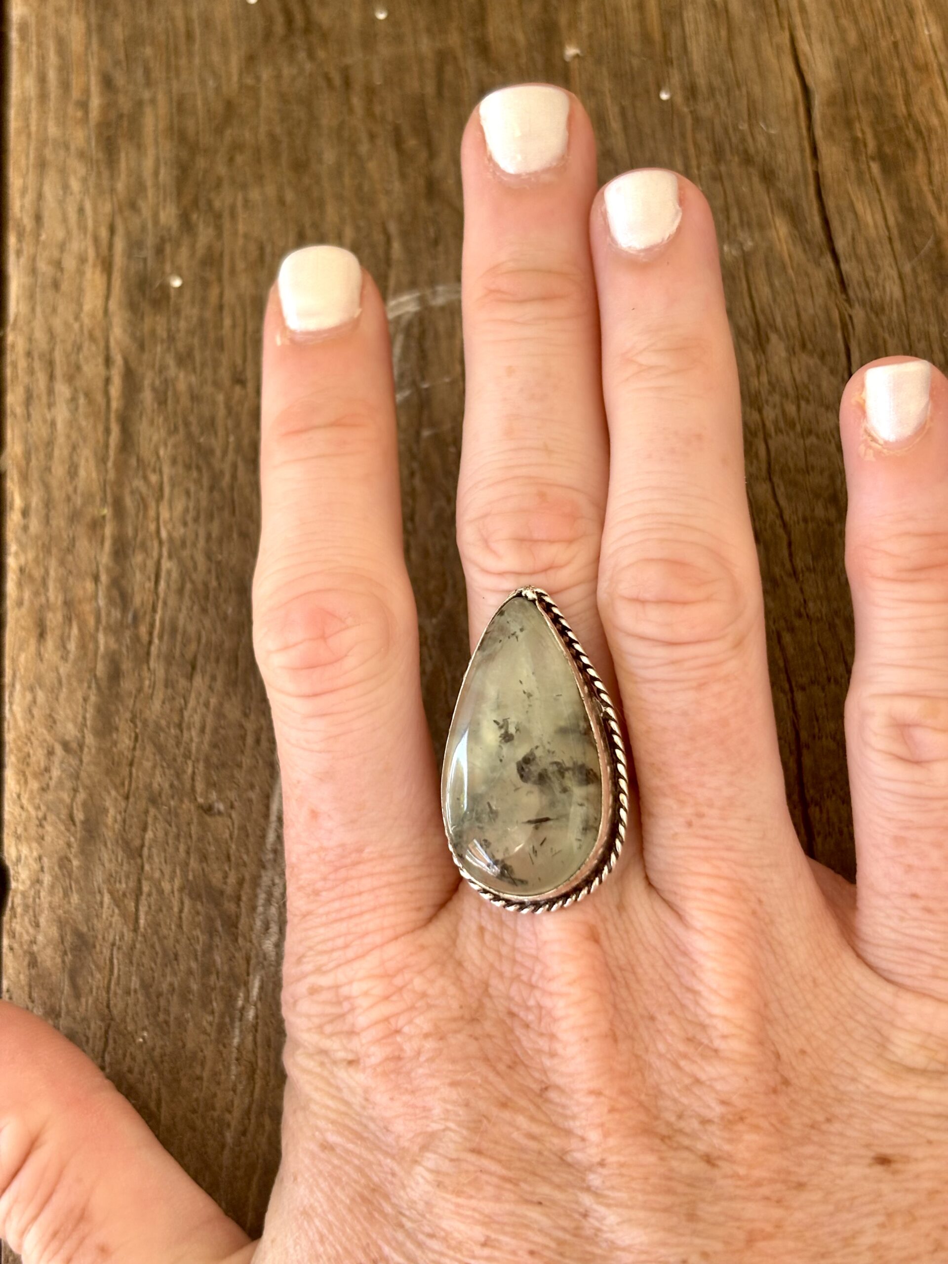 Bague en argent et péridot avec inclusions. – Image 3