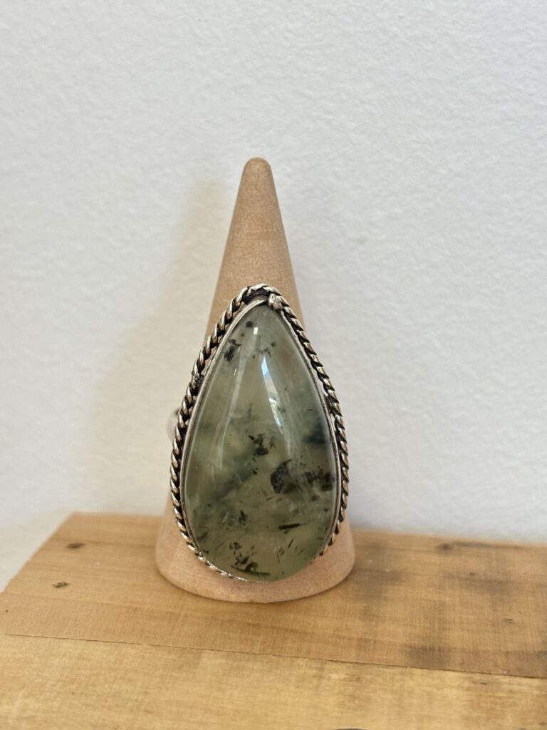 Bague en argent et péridot avec inclusions.