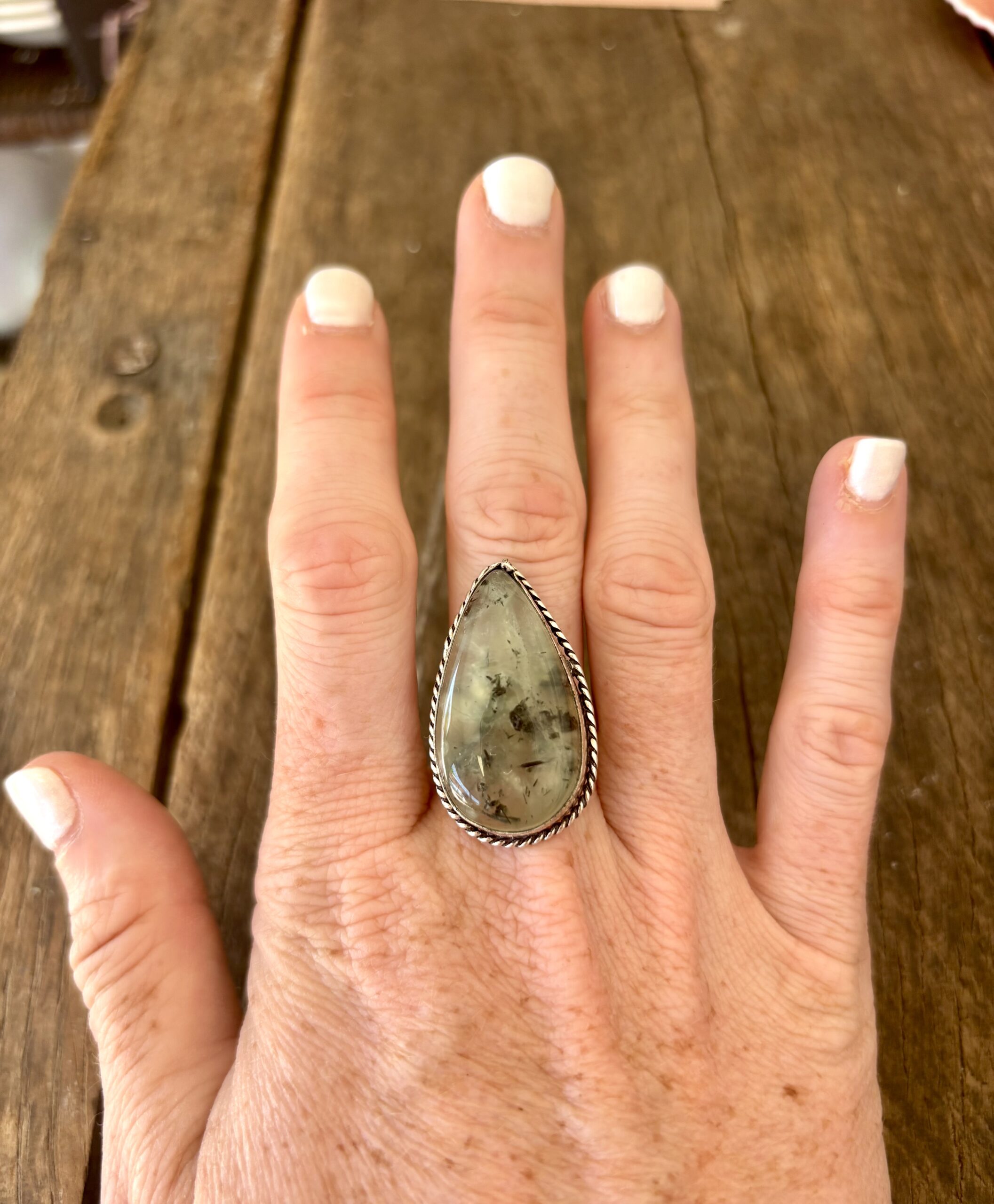 Bague en argent et péridot avec inclusions. – Image 2