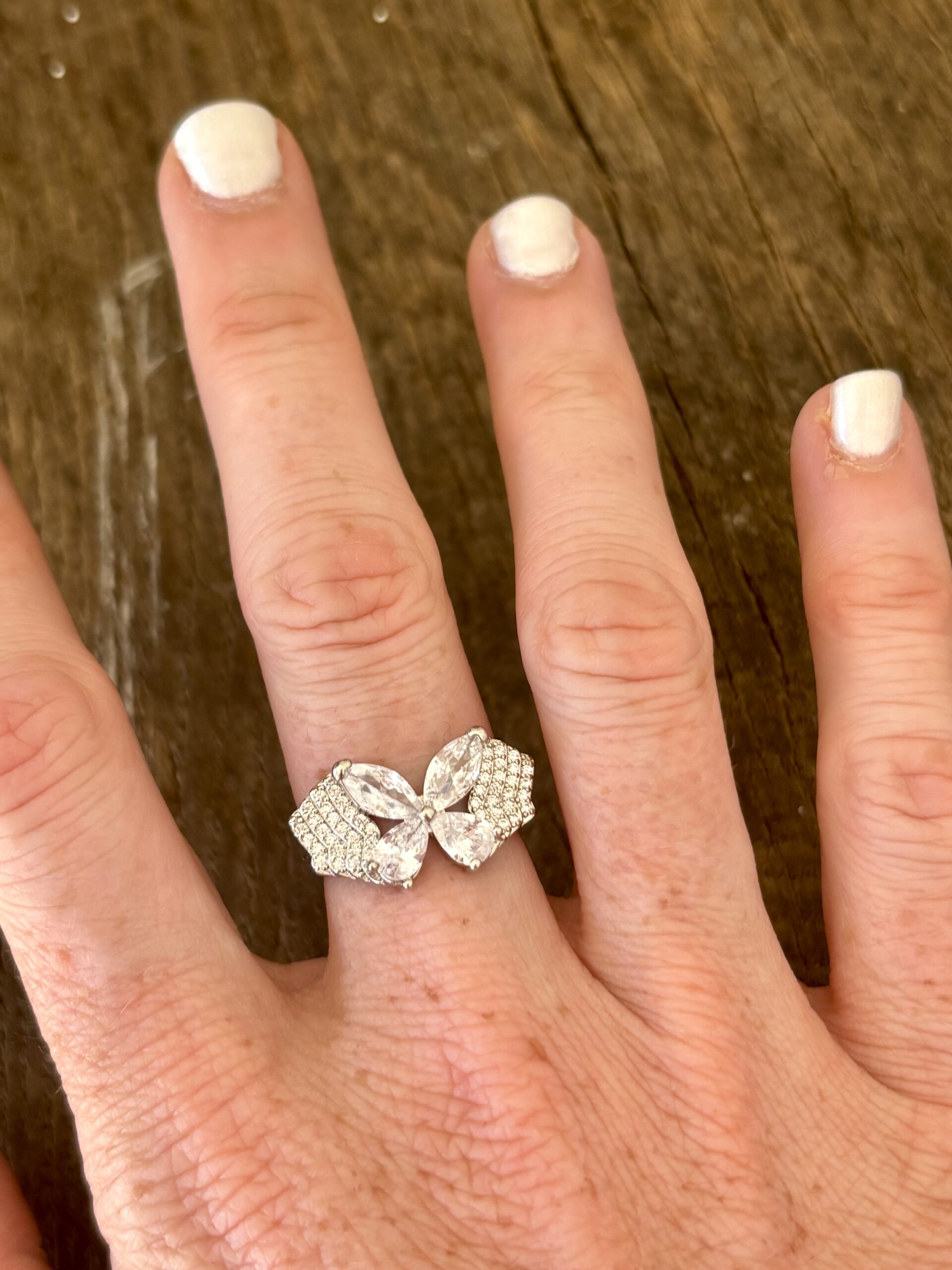 Bague papillon en zirconium.