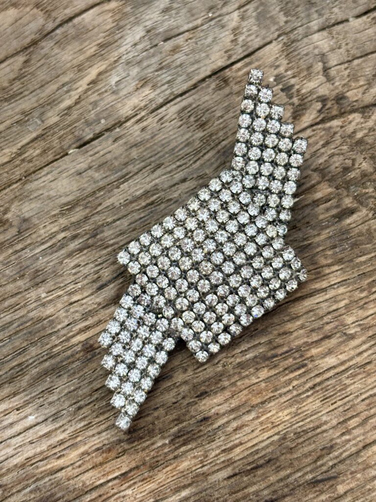 Broche Géométrique Éclair Vintage – Pavage de Cristaux.