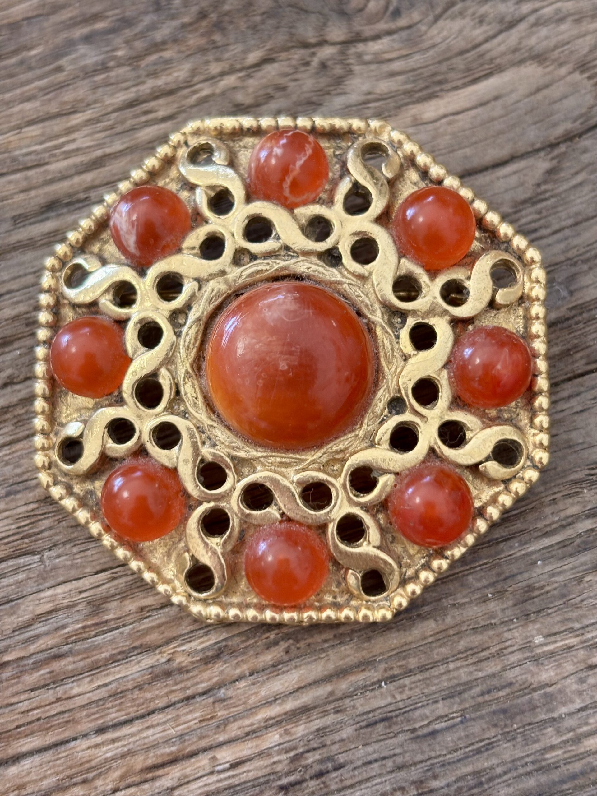 Broche Octogonale Antique – Cabochons Rouge Cornaline – Image 2