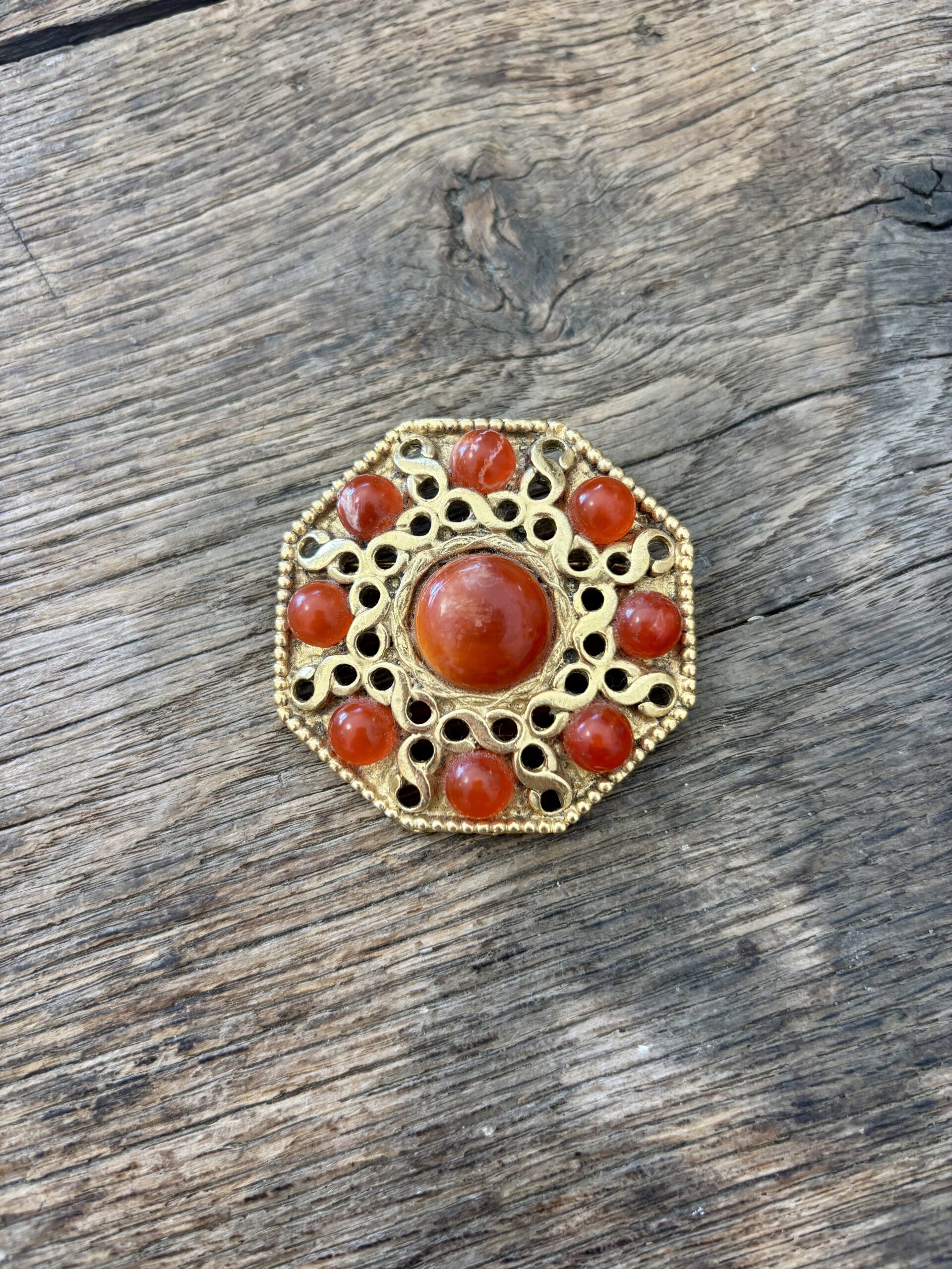 Broche Octogonale Antique – Cabochons Rouge Cornaline – Image 3