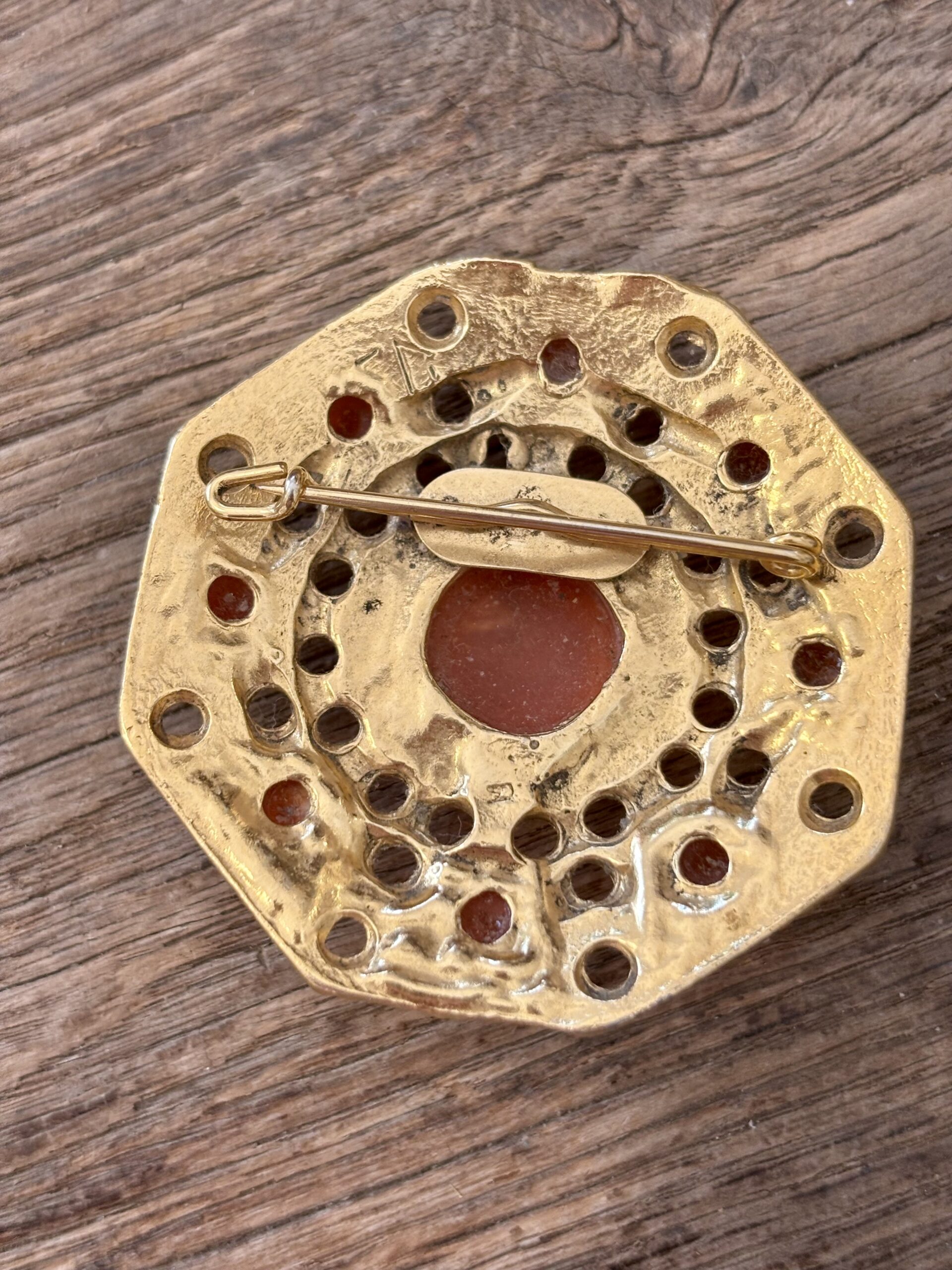 Broche Octogonale Antique – Cabochons Rouge Cornaline – Image 4