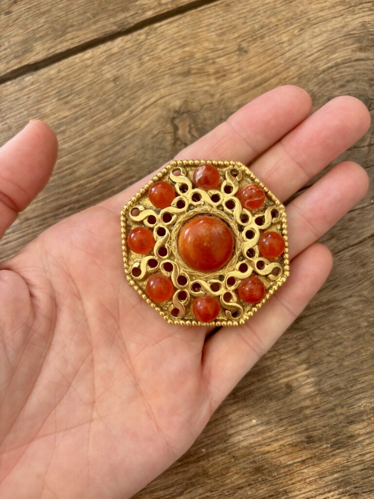Broche Octogonale Antique – Cabochons Rouge Cornaline