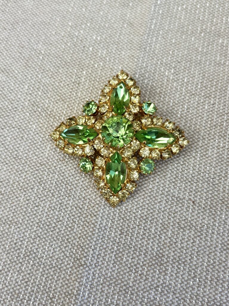 Broche croix dorée et cristaux verts